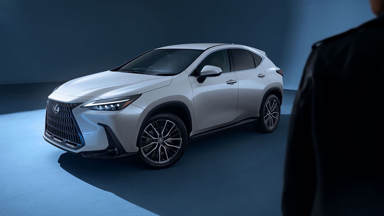 Silbener Lexus Wagen vor einem blauen Hintergrund