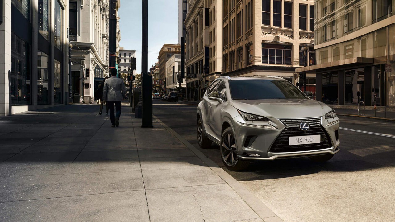 Lexus NX 300H am Straßenrand in der Stadt