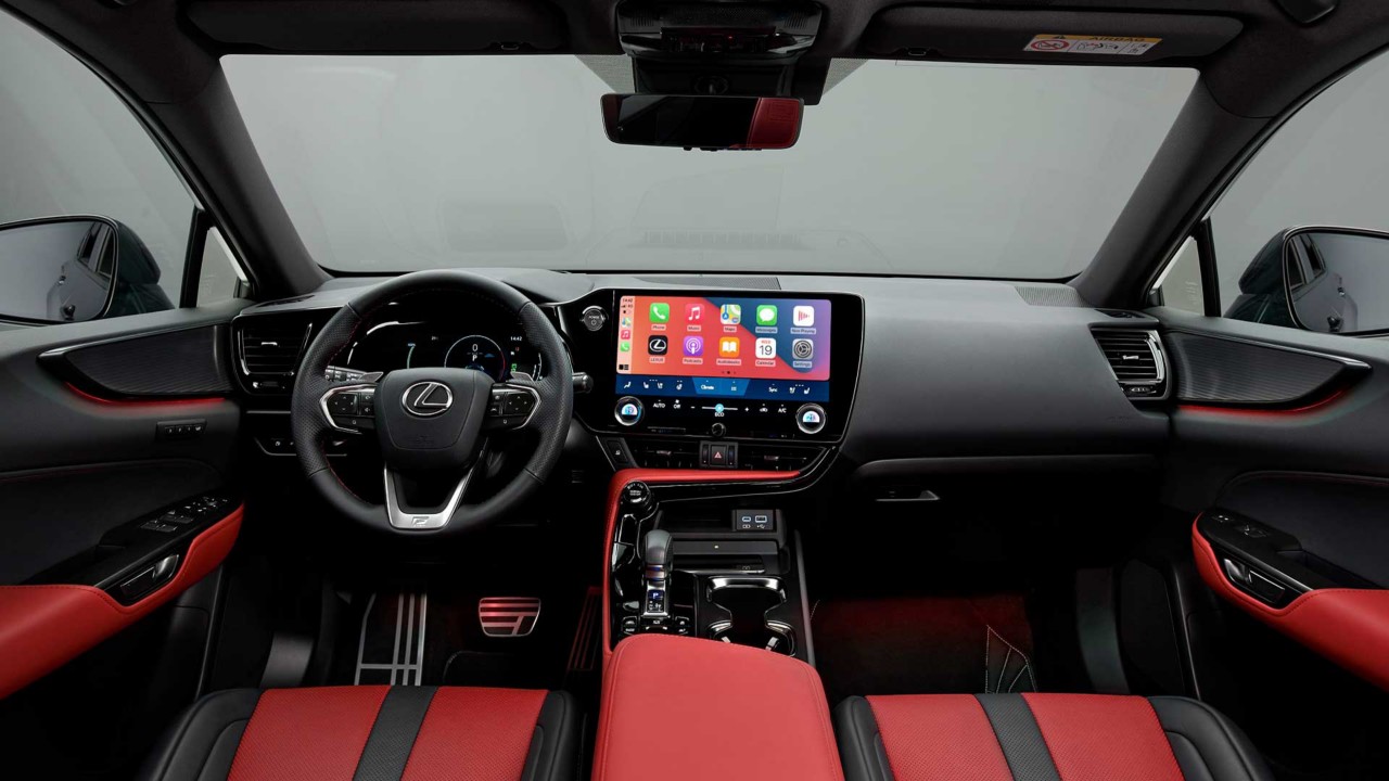 Das gesamte Cockpit sortiert sich von der Fahrertür bis zur Mittelkonsole um den Fahrer herum und macht ihn somit zum Mittelpunkt aller Systeme.