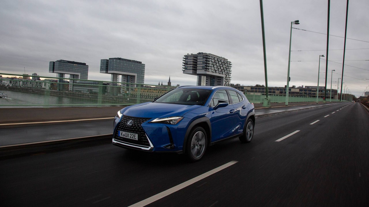 Auf einer Brücke fahrender Lexus UX 300e