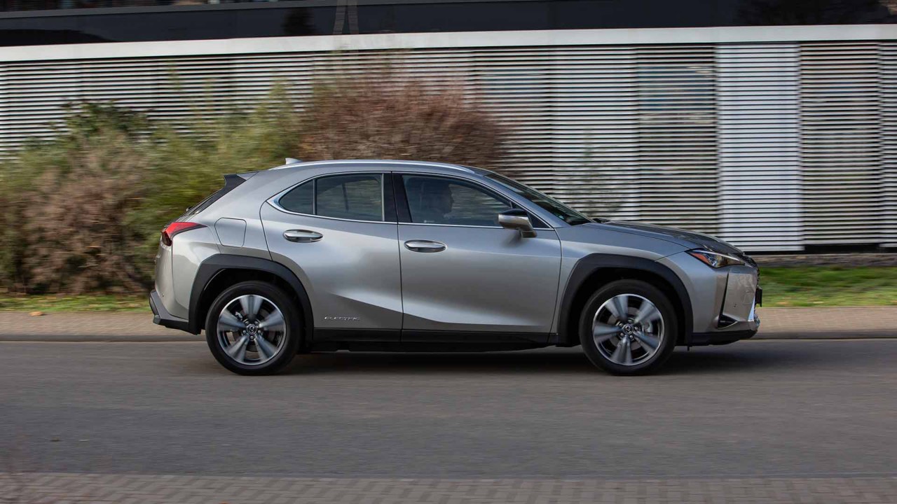 Ein fahrendes Lexus UX 300e