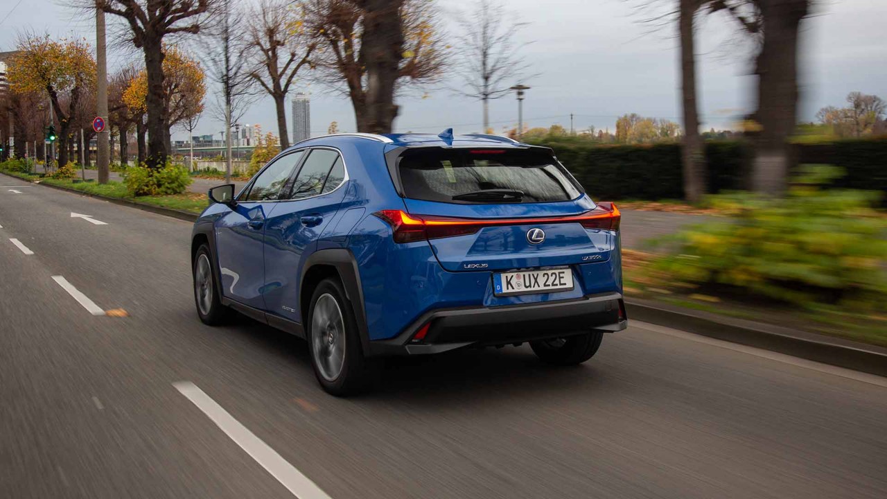 Heck des Lexus UX 300e während des fahrens