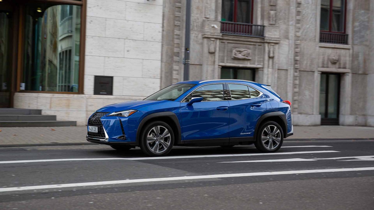 Ein Lexus UX300e während des fahrens