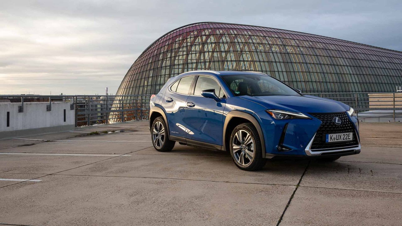 Ein Lexus UX 300e auf dem Deck eines Parkhauses
