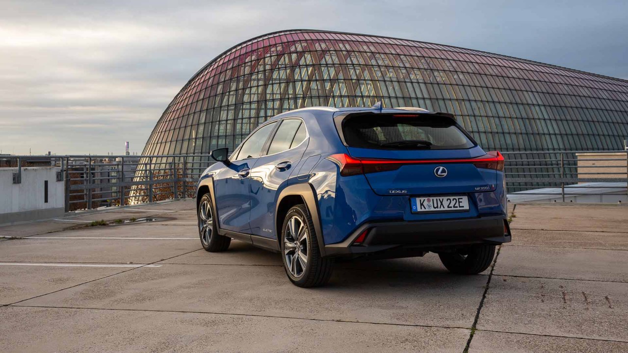 Ein Lexus UX 300e auf dem Deck eines Parkhauses