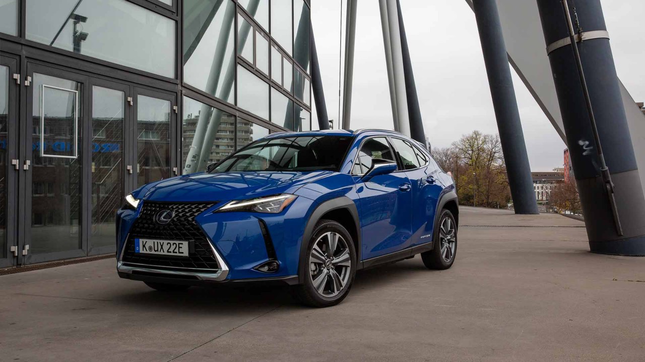 Ein Lexus UX 300e mit blauer Außenfarbe 