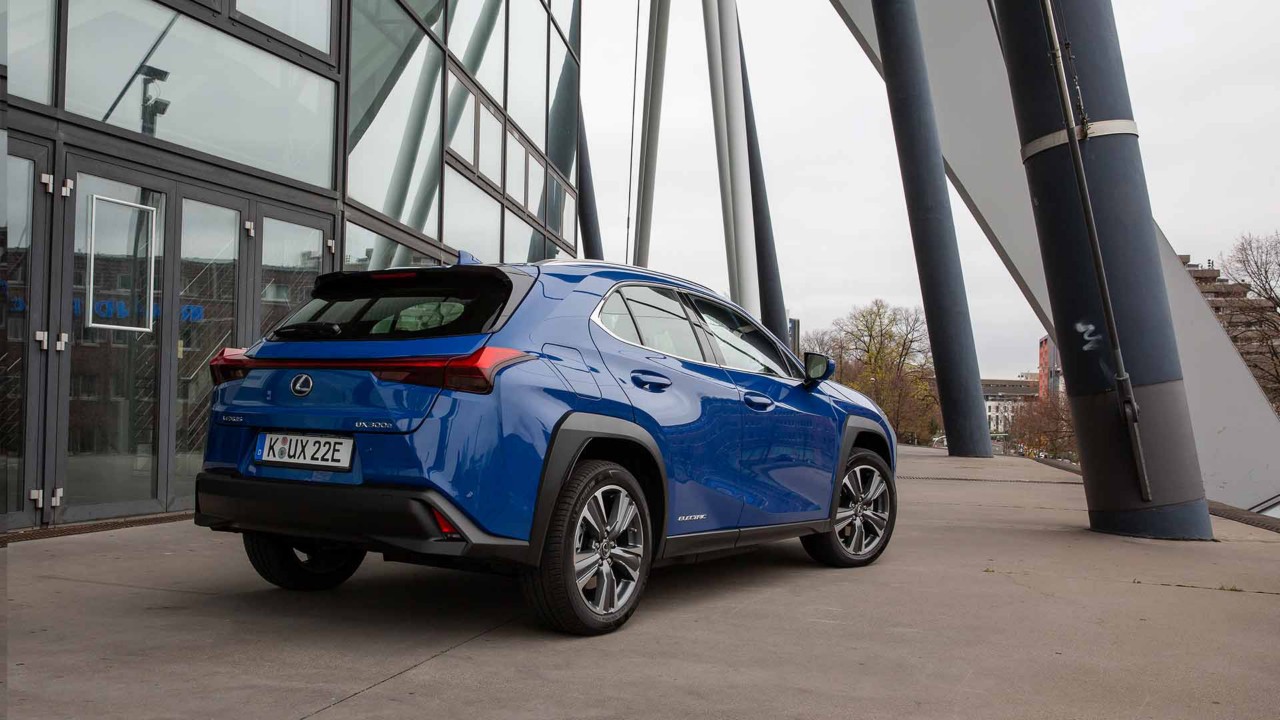Ein Lexus UX 300e mit blauer Außenfarbe 