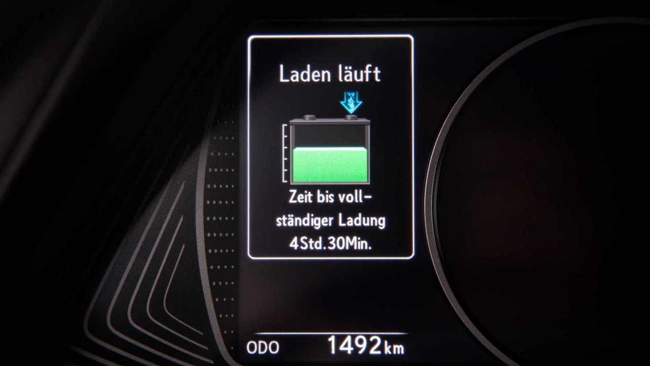 Ein Bildschirm,  auf dem der Ladezustand des Autos zu sehen ist