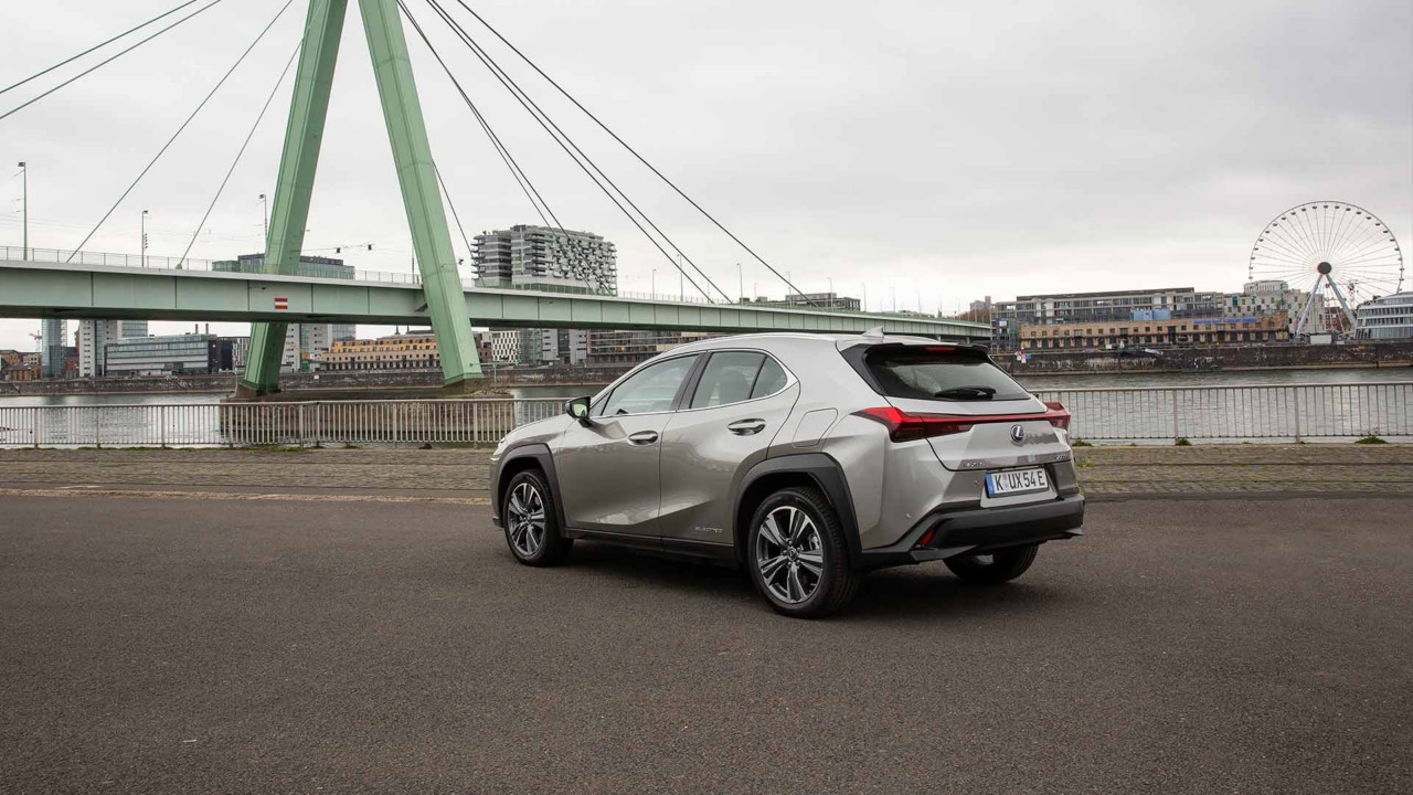 Ein am Fluss parkendes Lexus UX 300e 