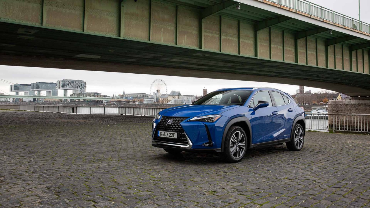 Ein am Fluss parkendes Lexus UX 300e 
