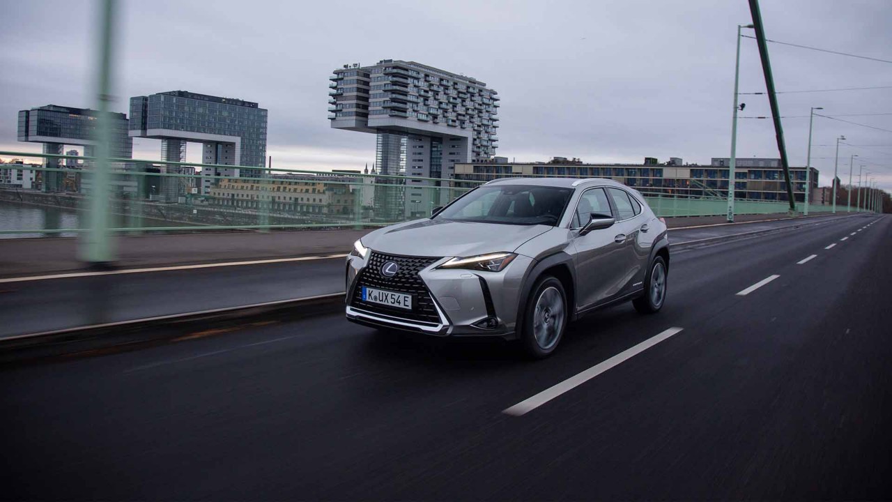 Auf einer Brücke fahrendes Lexus UX 300e