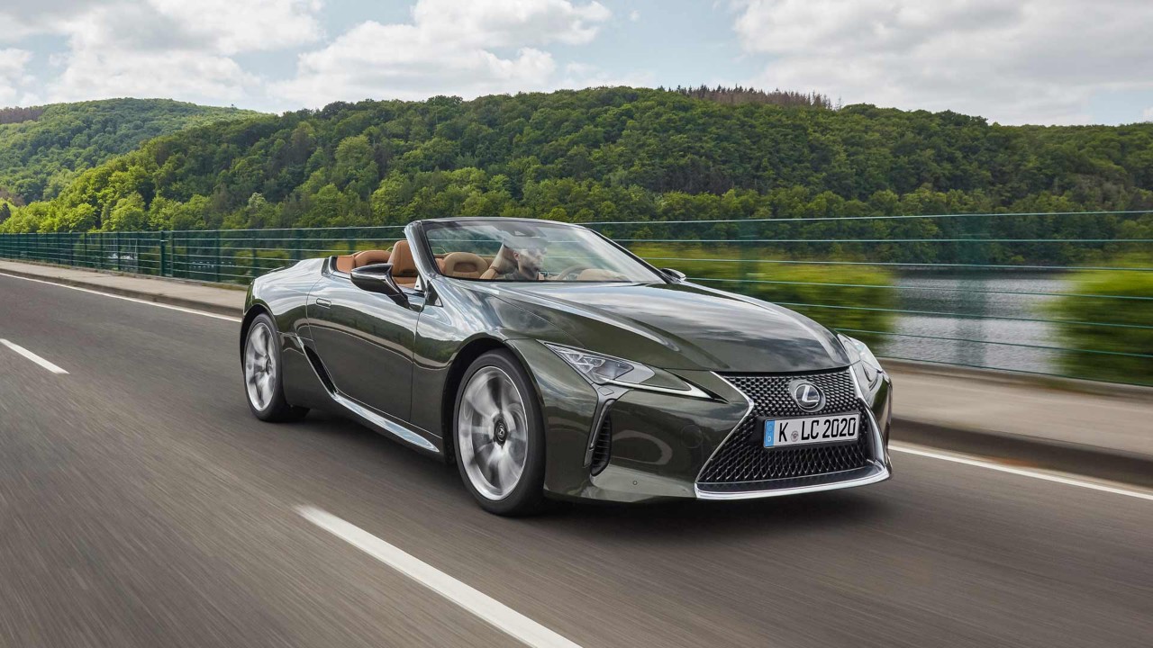 Mann fährt Lexus LC Cabriolet