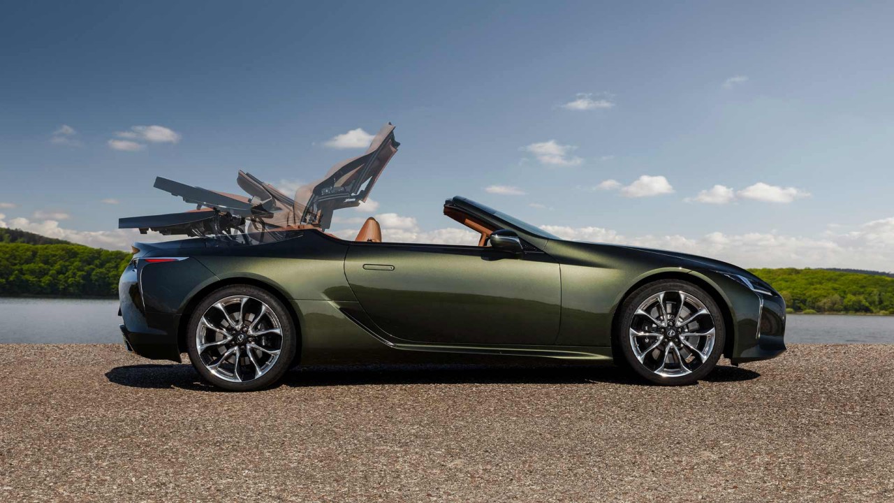 Lexus LC Cabriolet beim schließen des Verdeckes