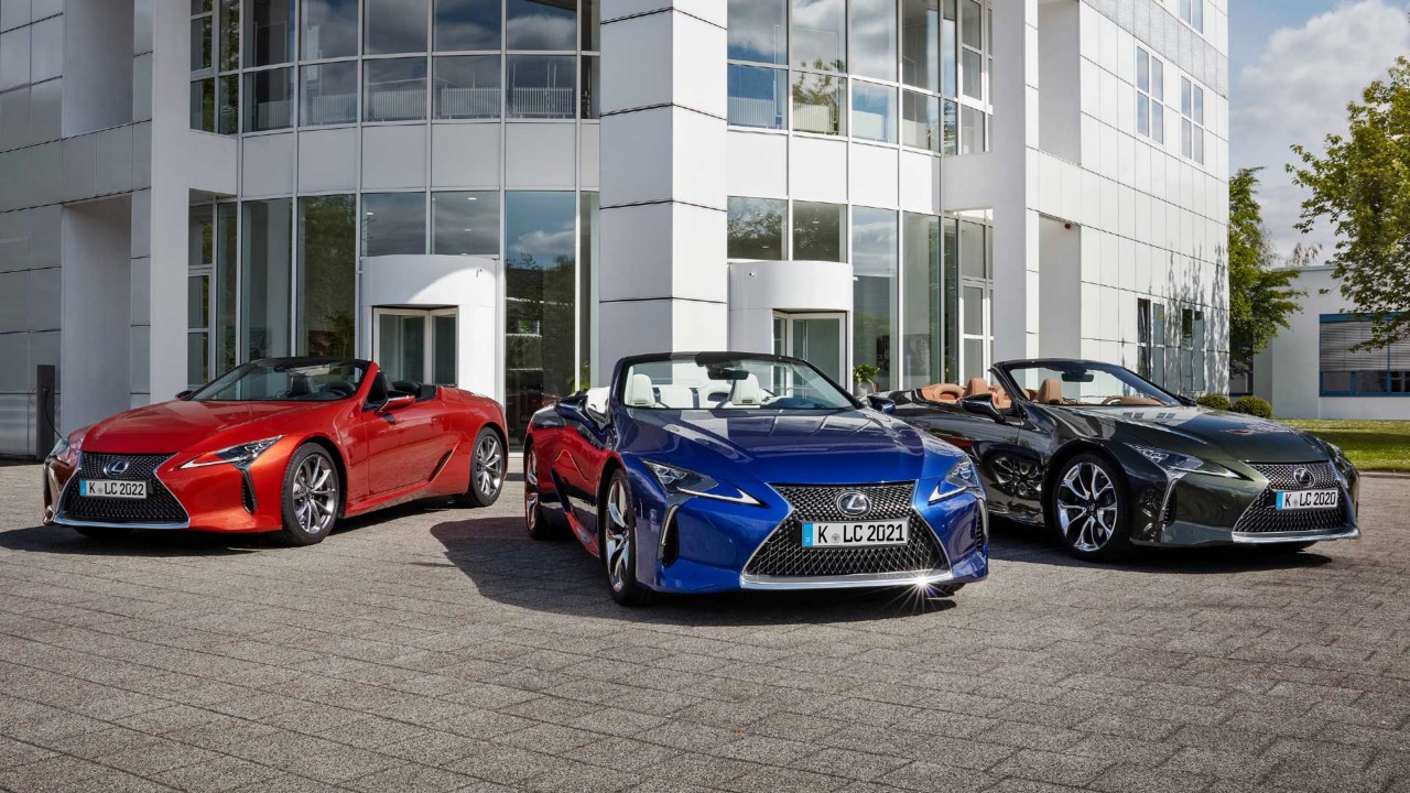 3 Lexus LC Cabriolet in verschiedenen Farben nebeneinander