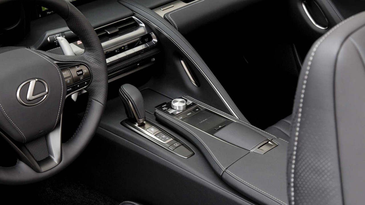 Cockpit des Lexus LC Cabriolets 