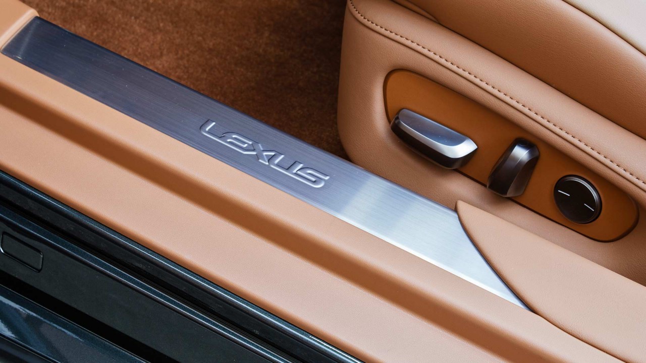 Einstiegsleite des Lexus LC Cabriolets