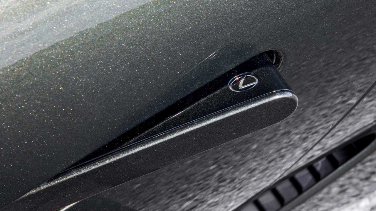 Autotürgriff mit dem Lexus-Logo