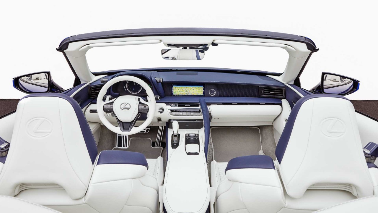 Weiß-blaue Lederinnenausstattung des Lexus LC Cabriolets
