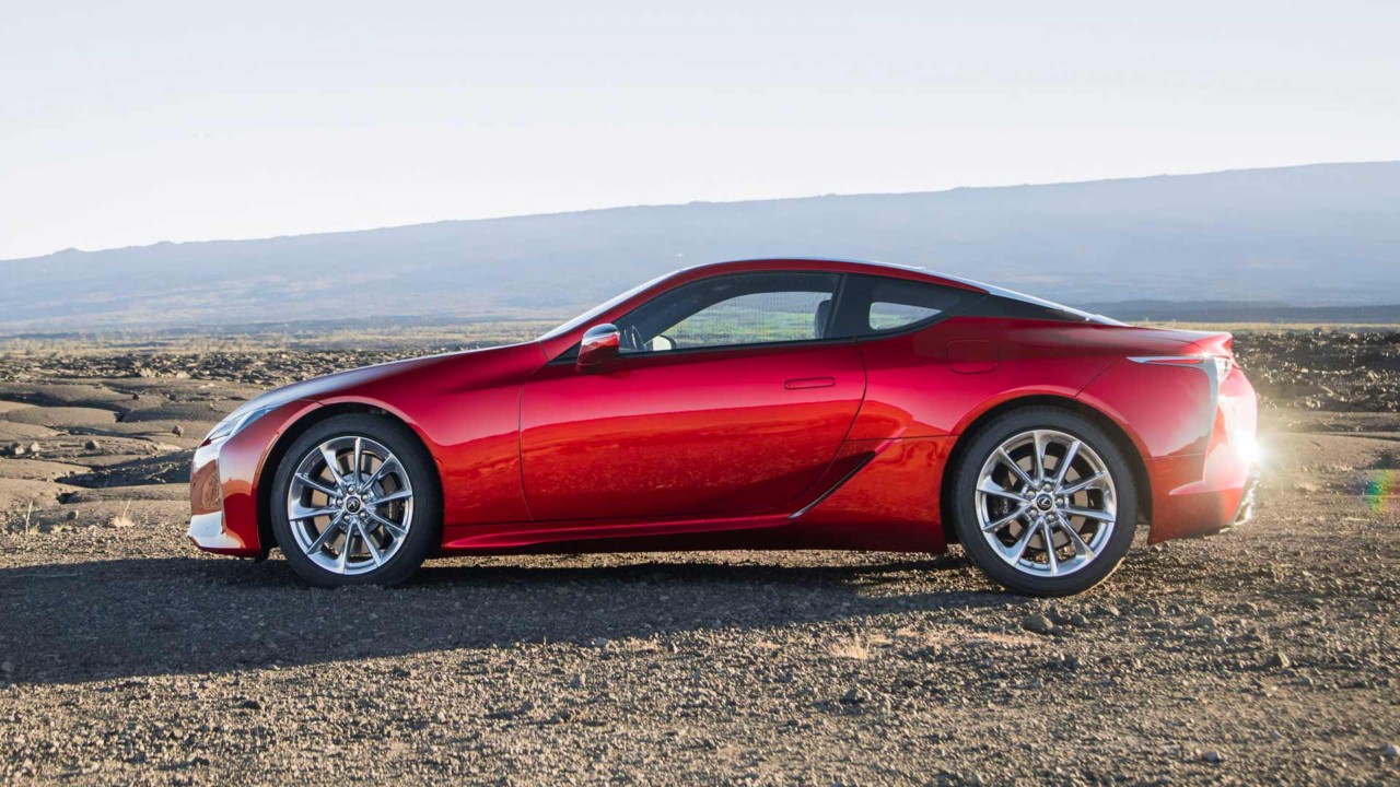 Seitlich geparktes Lexus LC Coupé in rot