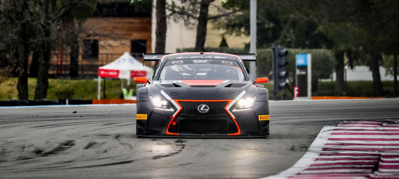 Ein Lexus RCF GT3 fährt auf einer Rennstrecke