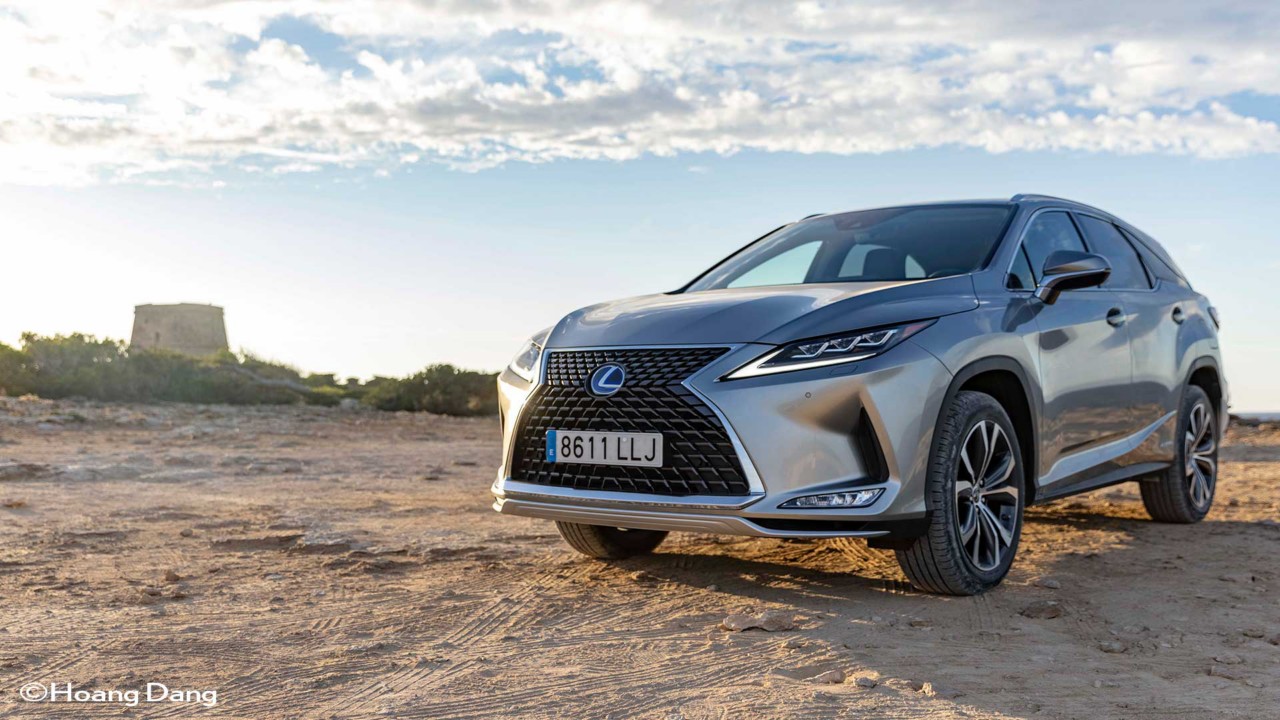 Lexus RX L in einer Landschaft