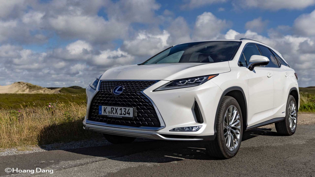 Lexus RX L in einer Landschaft