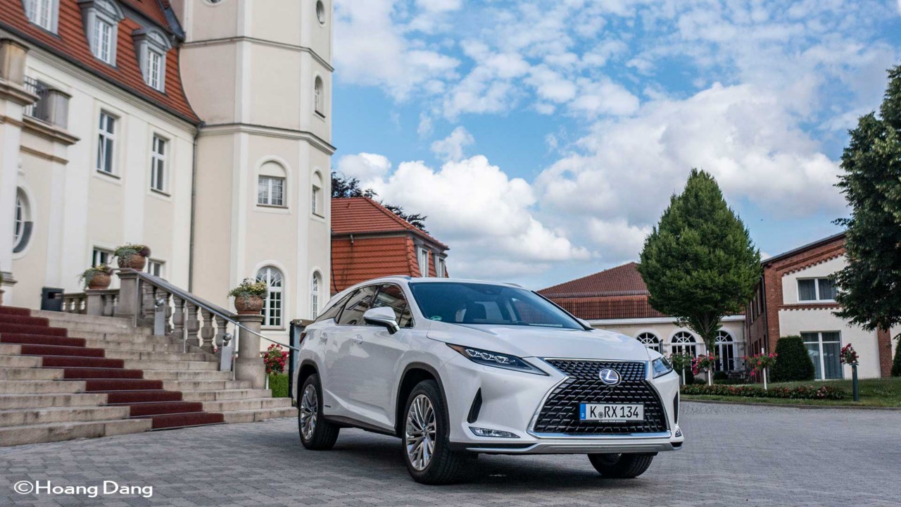 Lexus RX L in einer Einfahrt