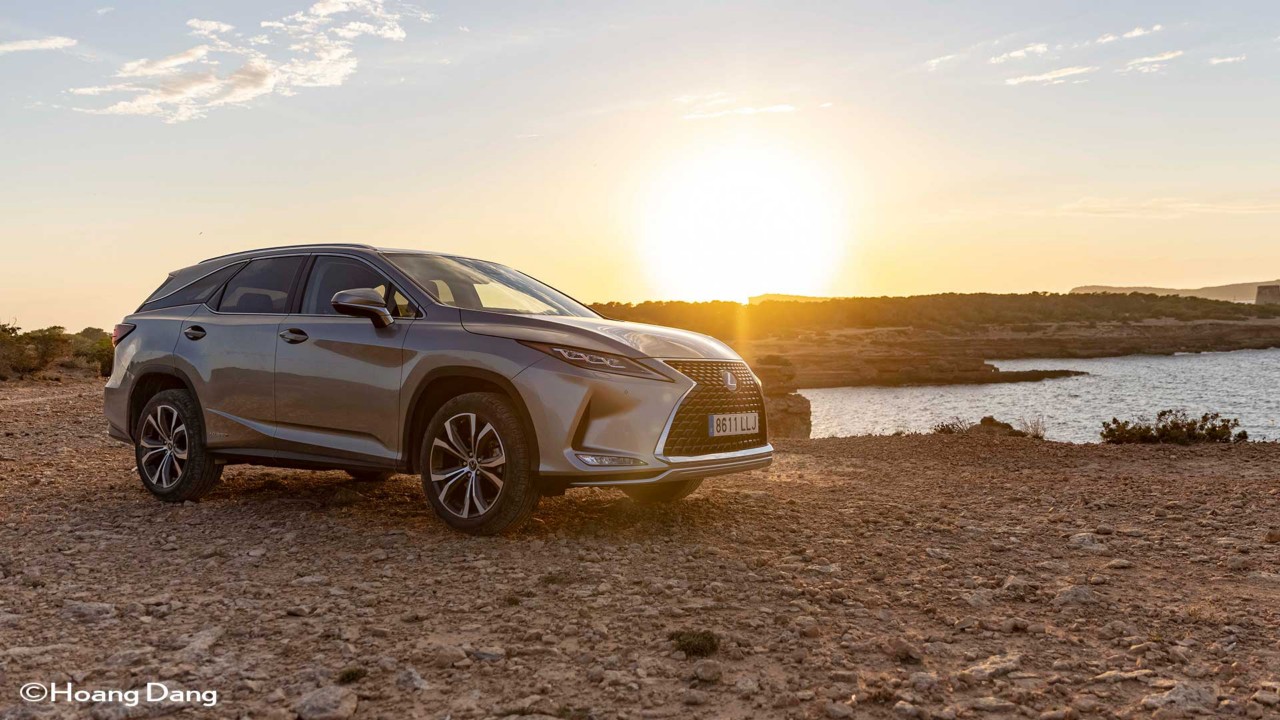 Lexus RX L in einer Einfahrt