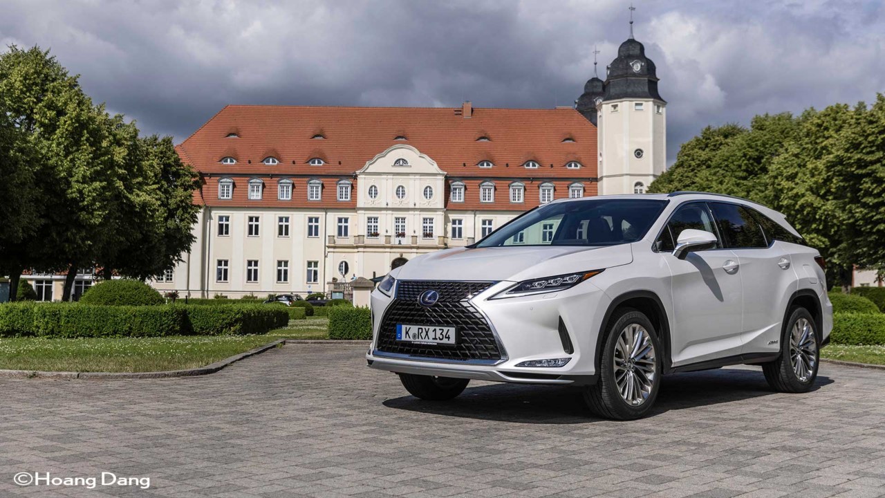 Lexus RX L in einer Landschaft