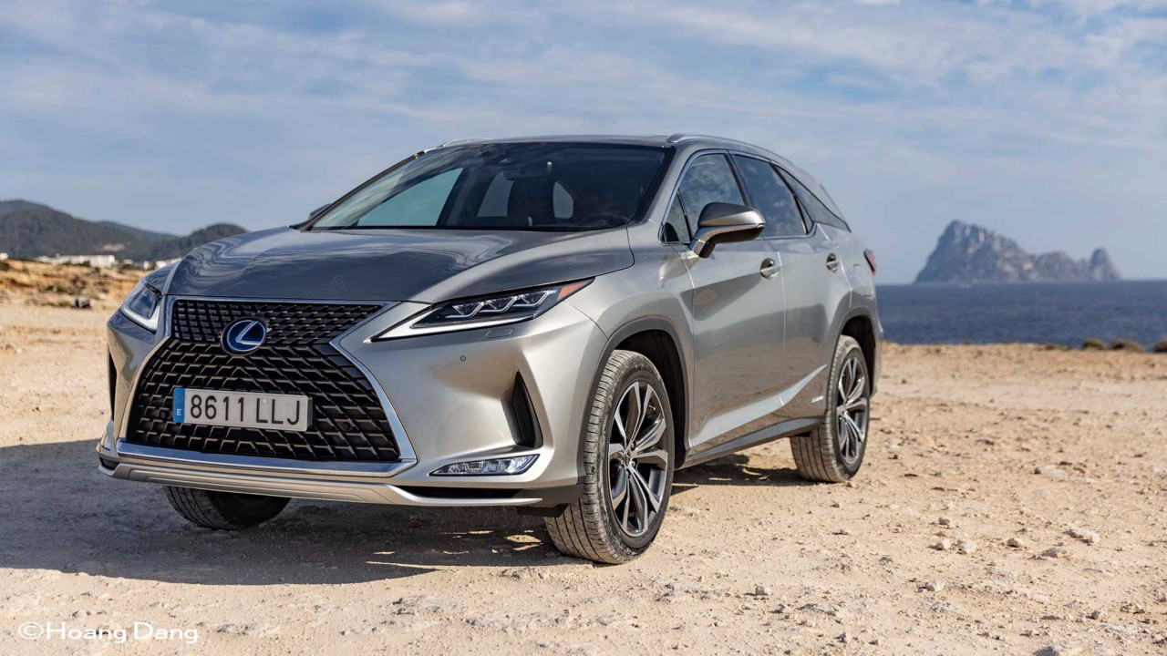 Lexus RX L in einer Landschaft