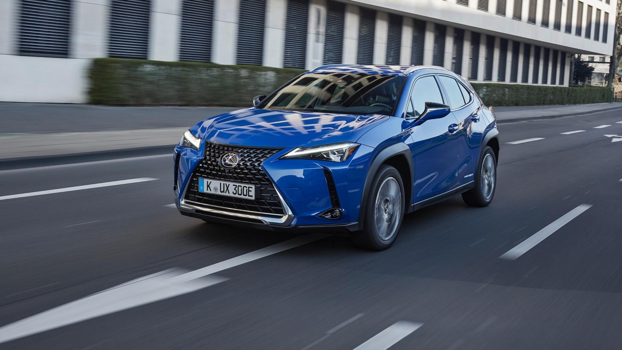 Blauer Lexus UX auf einer Fahrbahn