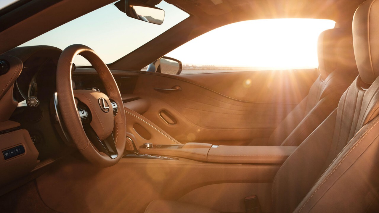 Cockpit des Lexus LC mit Leder bezogen und die vorderen Sitze