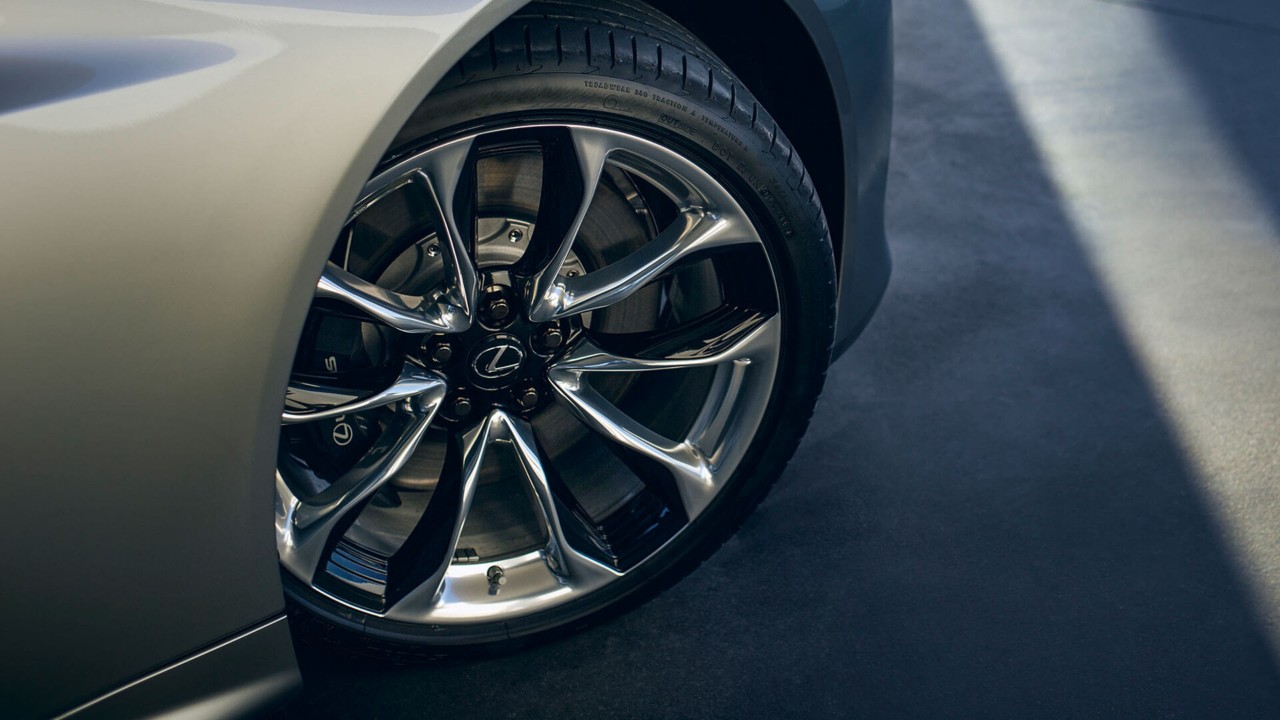 Ein leicht eingeschlagenes Vorderrad des Lexus LC mit Aluminiumfelgen