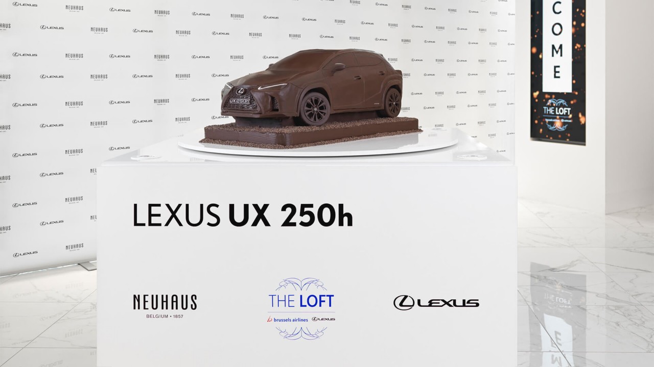Lexus UX aus Schokolade im Verkaufsraum