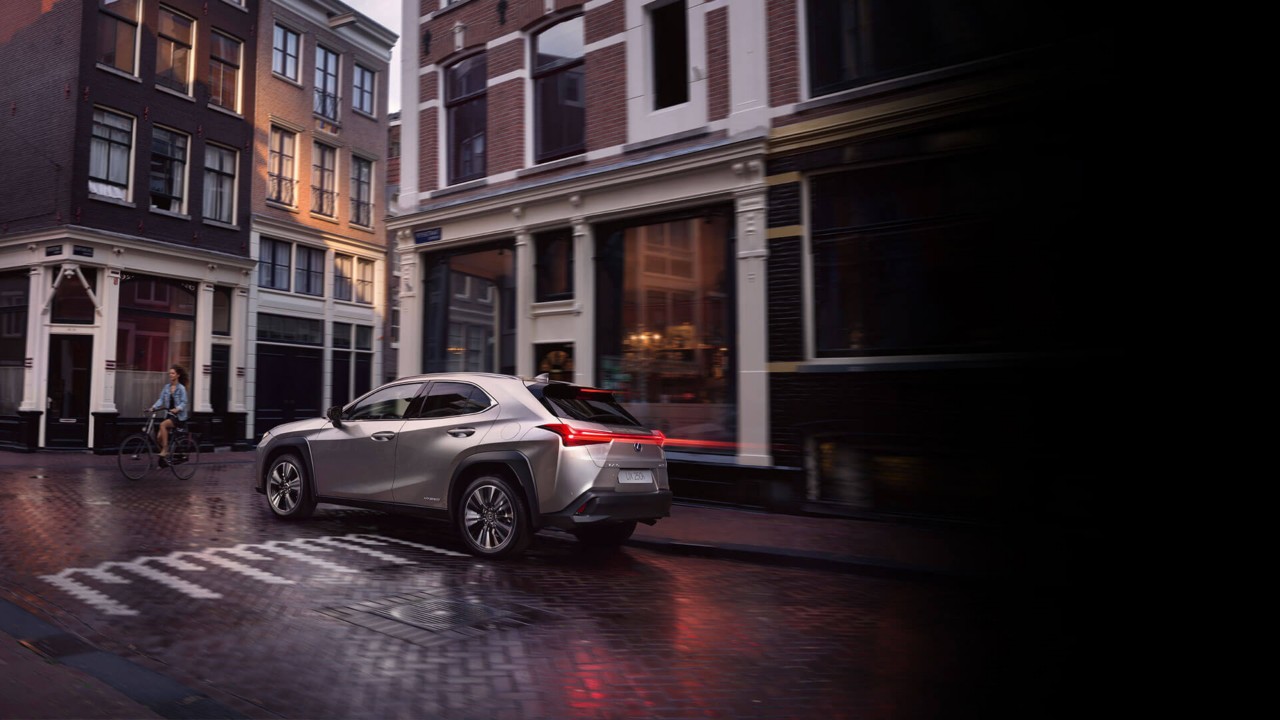 Lexus UX 250h in der stadt im Regen