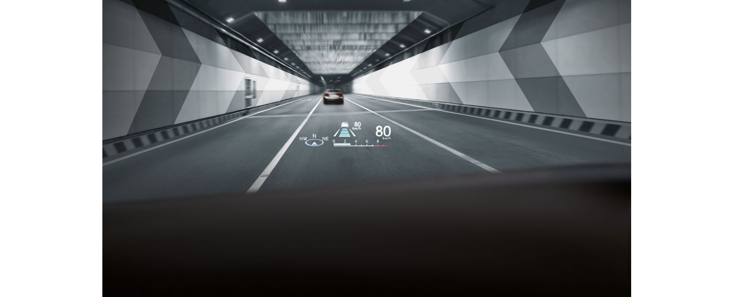 Lexus beschleunigt im Tunnel, innovatives Display