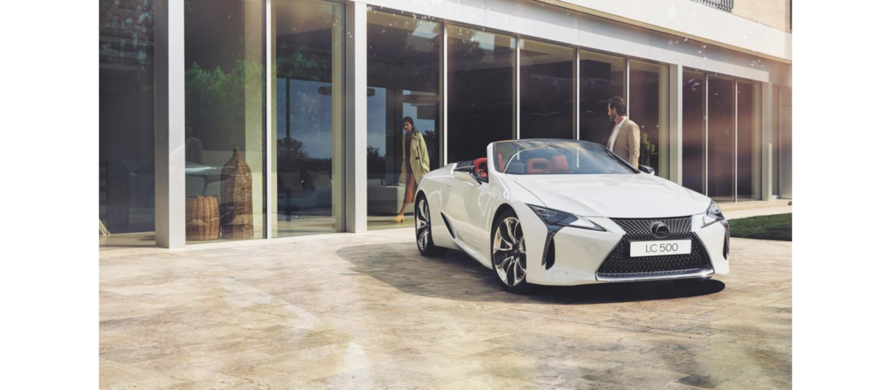 LC Cabriolet auf einer Einfahrt