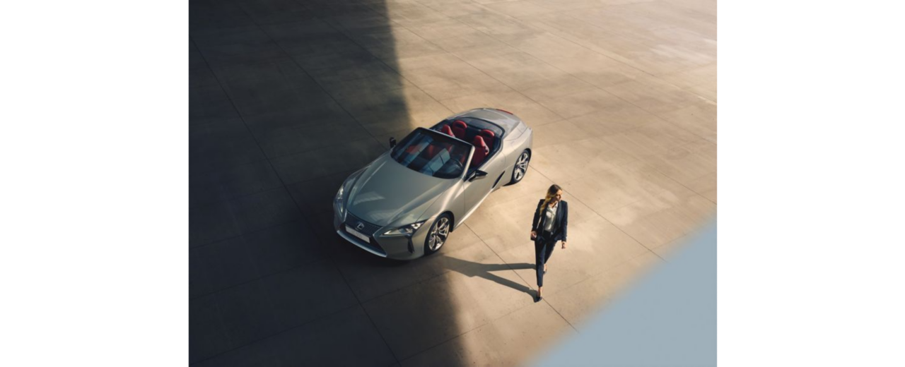 Eine Frau vor einem Lexus LC Cabriolet