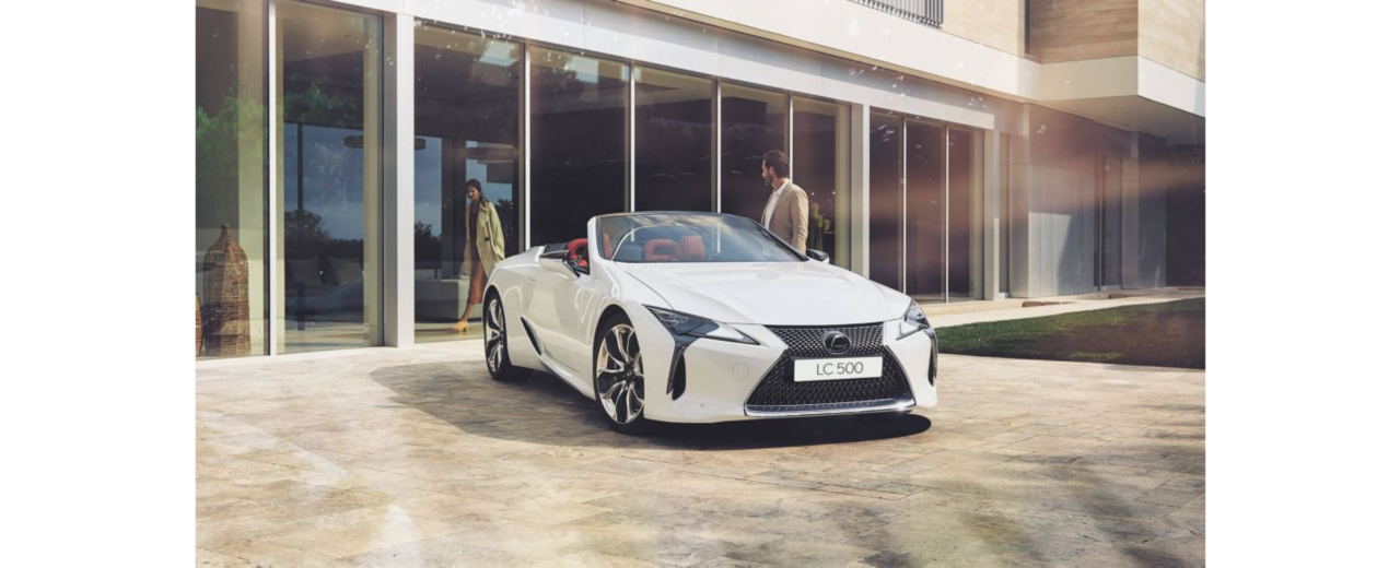 Ein geparktes Lexus LC Cabriolet