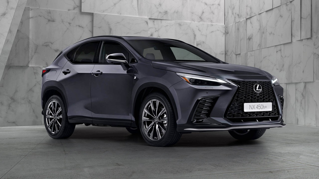 Lexus RX während der Fahrt auf einer Straße