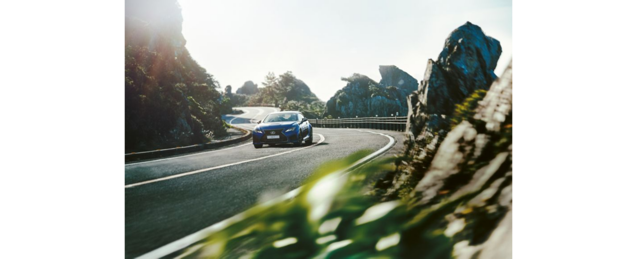 Lexus RC F auf einer Bergstrasse