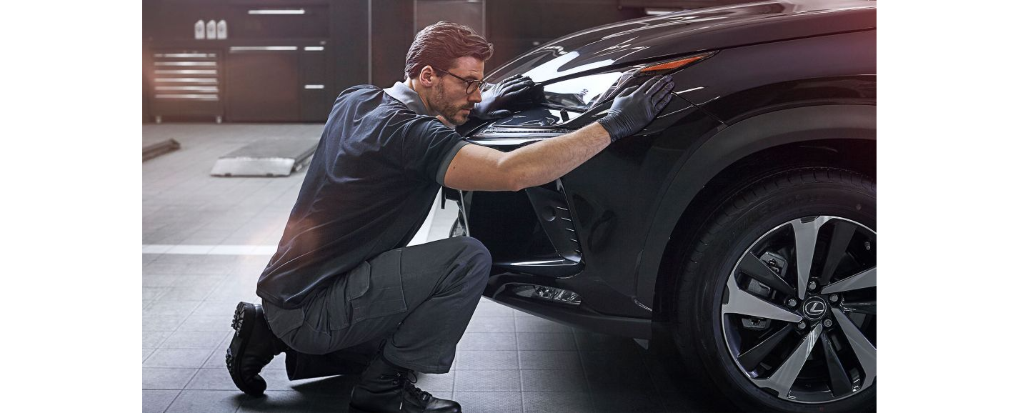 Mann repariert Lexus in der Werkstatt
