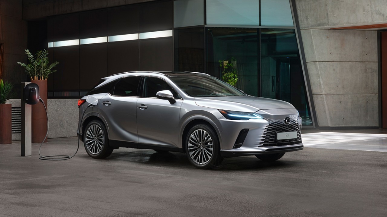 Der neue Lexus RX an einer Ladestation