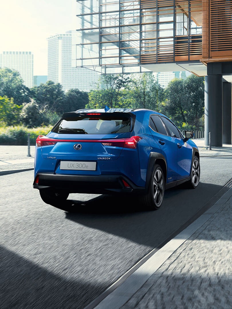 Der vollelektrische UX Crossover vereint markante Lexus Designelemente wie den charakteristischen Kühlergrill, die kraftvolle Linienführung und eine sportliche coupé-ähnliche Silhouette.
