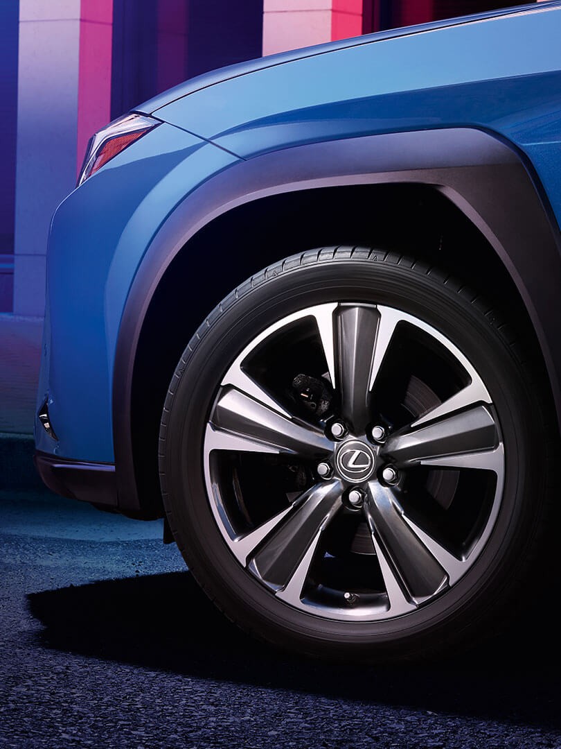 Genießen Sie am Steuer des UX 300e das einzigartige Lexus Electrified Fahrgefühl mit vier unterschiedlichen Verzögerungsmodi.