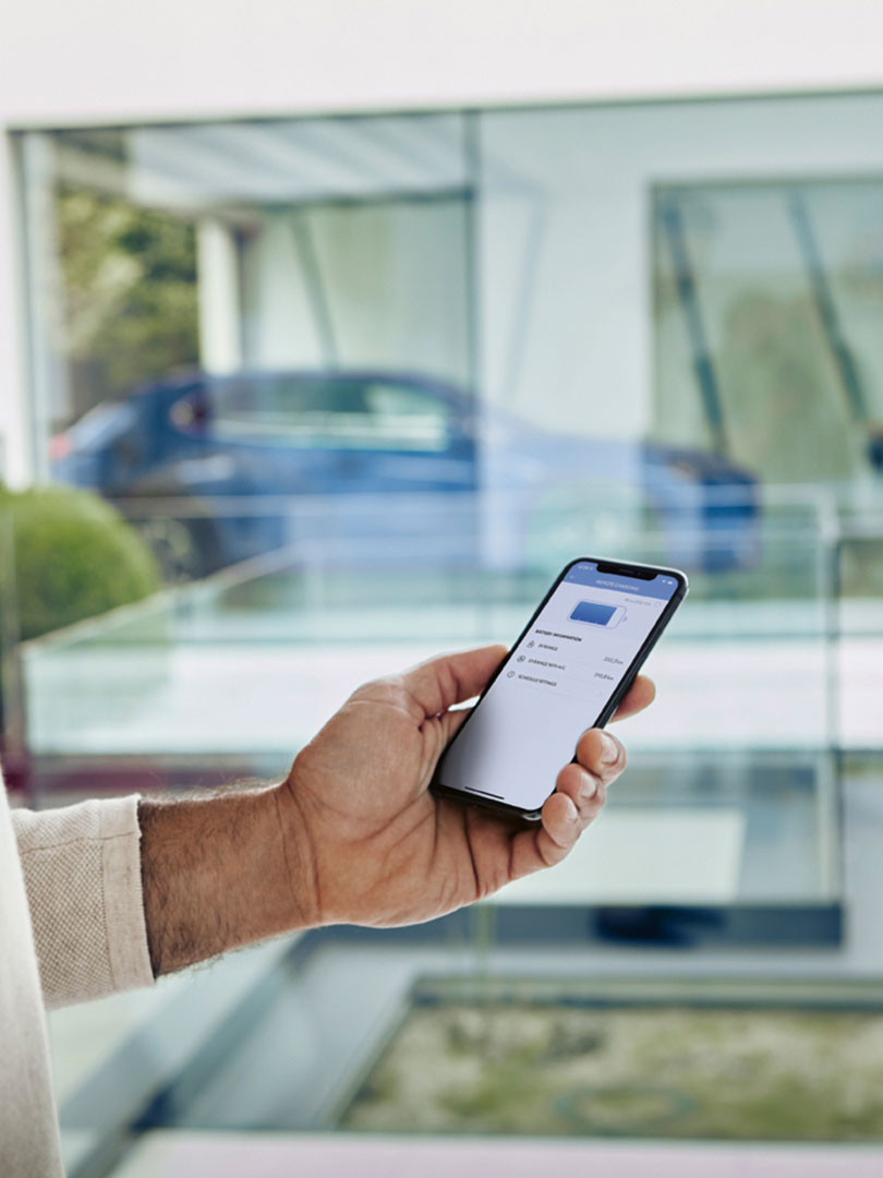Behalten Sie mit der Lexus Link App auf Ihrem Smartphone den Ladezustand und die Reichweite Ihres UX 300e jederzeit im Blick um die Batterie rechtzeitig aufzuladen.