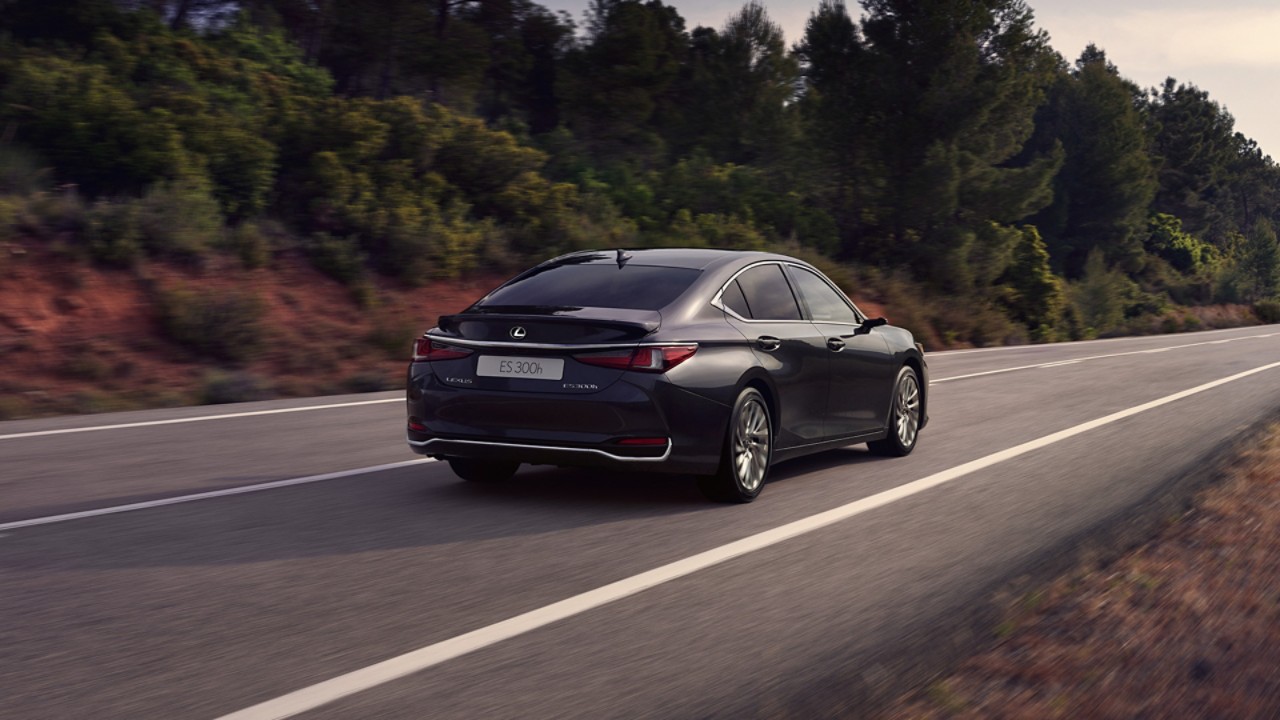 Lexus ES auf einer Landstraße