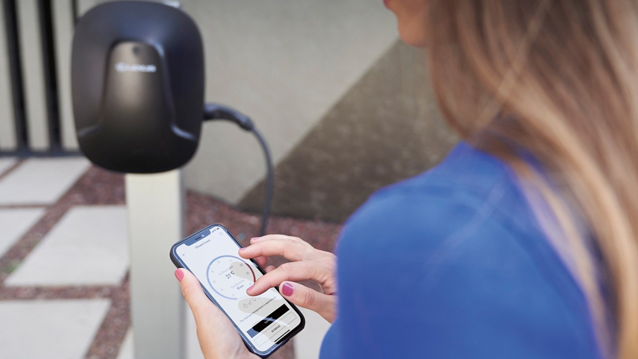 Mann hält Smartphone in der Hand