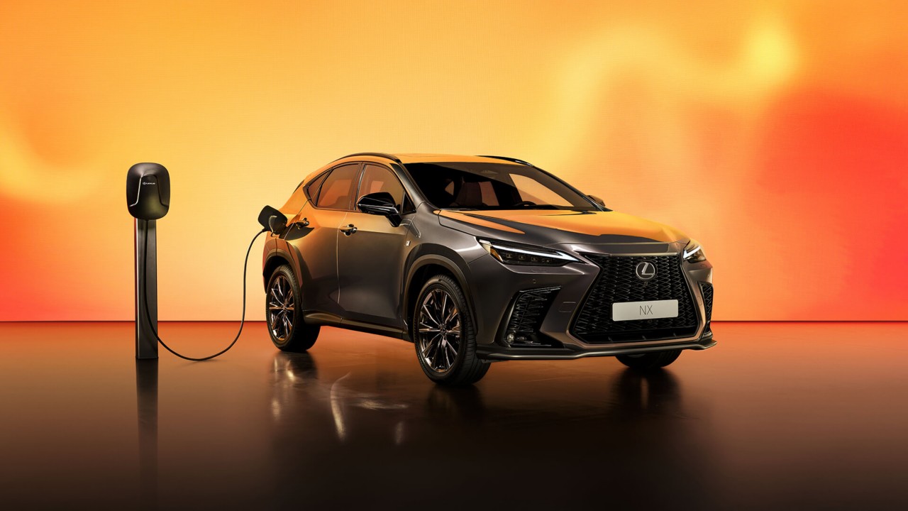 Lexus NX an einer Ladesäule