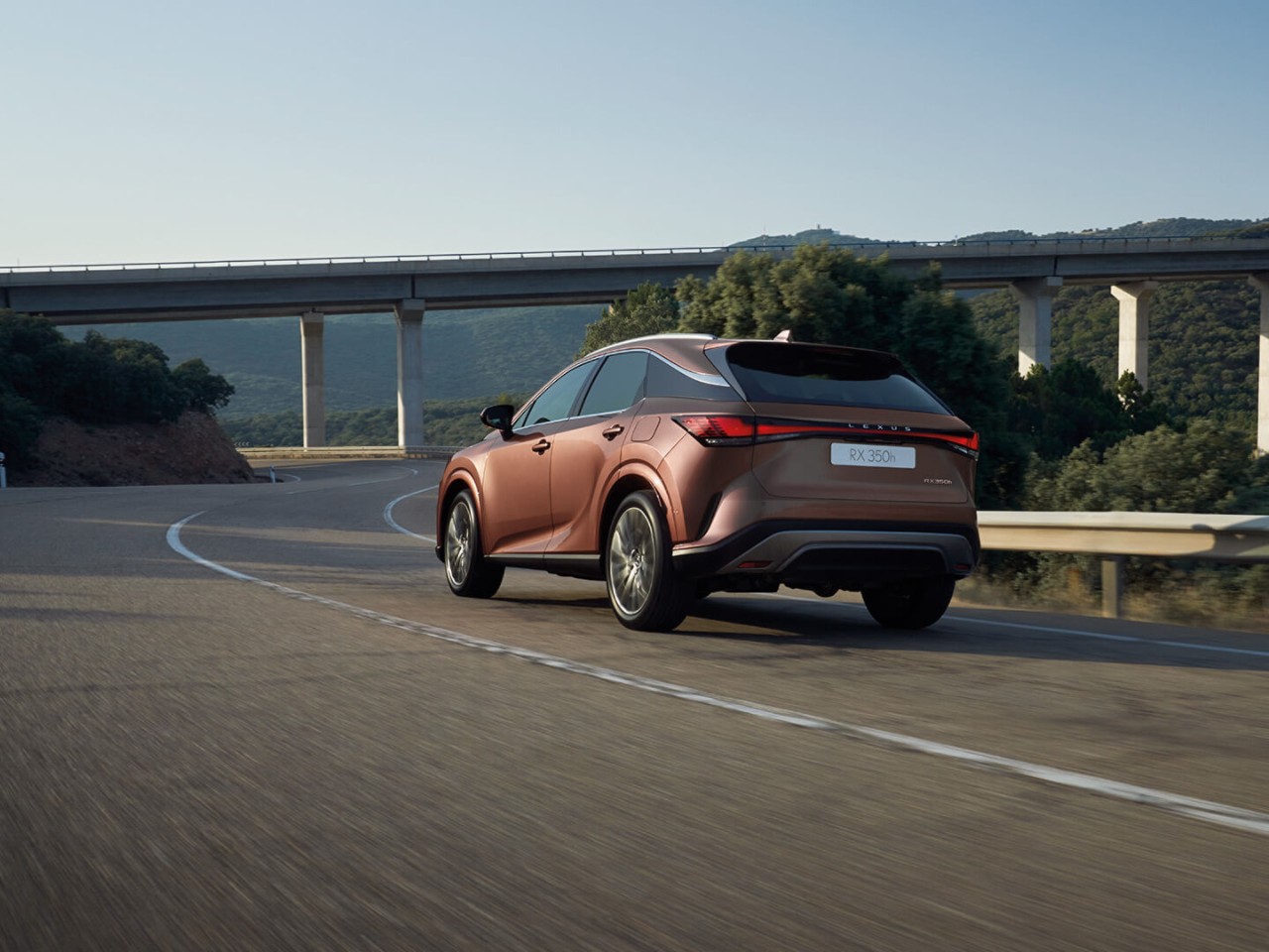 Lexus ES 300h driving around a corner 